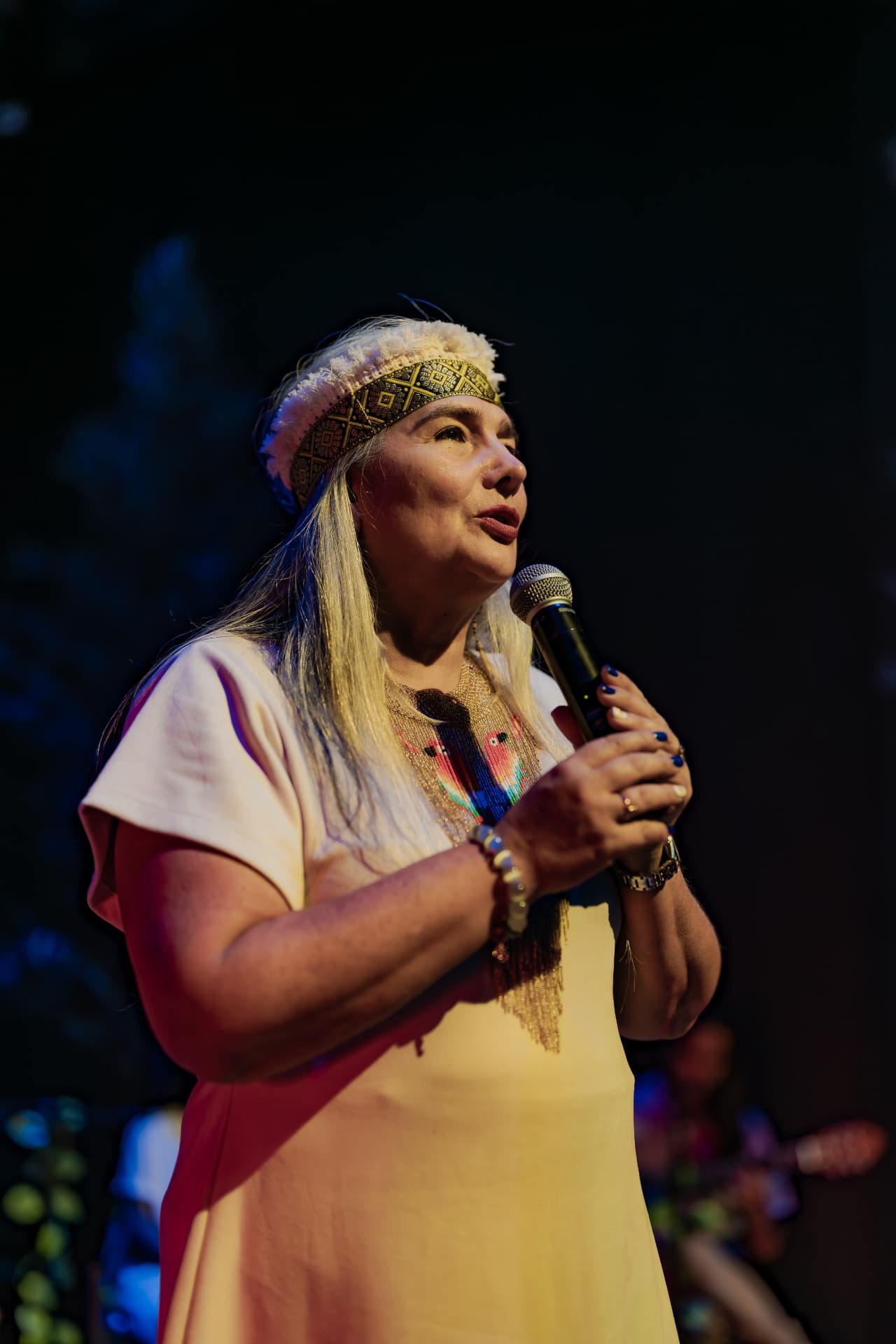 Directora de Okanani cantando